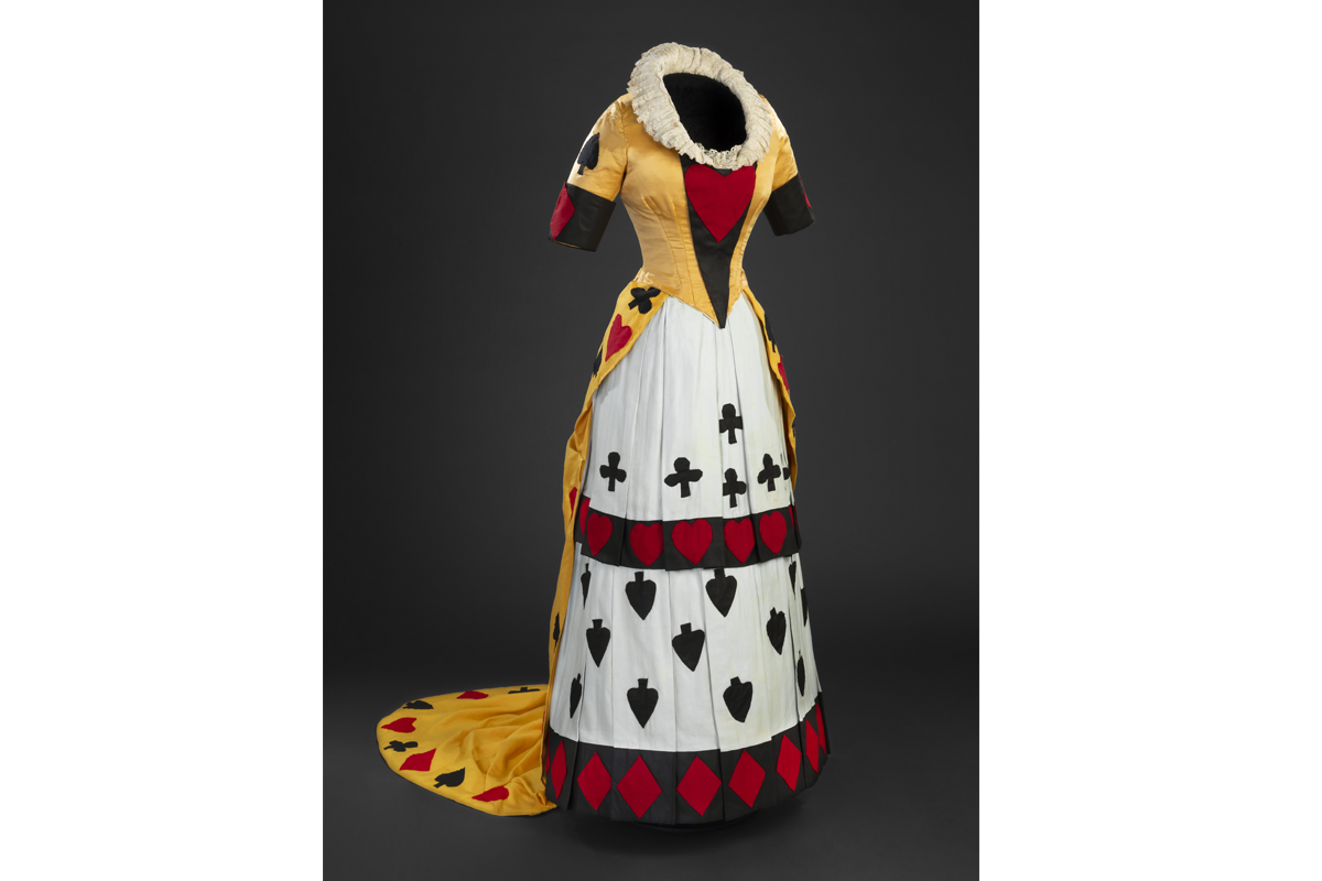 Robe portée par Alice Scott costumée en « Jeu de cartes » en 1887. Don de Katherine Cleaver, M2014.111.96.1-3, Musée McCord Stewart